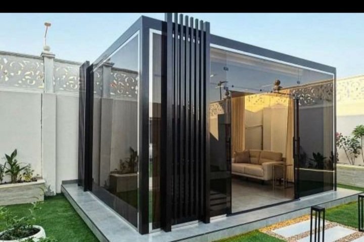سلم زجاجي عائم في مدخل فيلا فاخرة